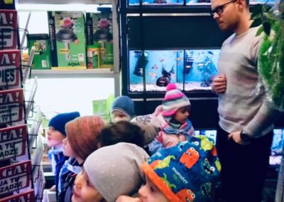 Odwiedziny małych akwarystów w sklepie zoologicznym ZooNemo Legionowo Błękitne Centrum (6)